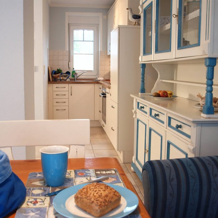 Essbereich mit Blick in die Küche im Ferienhaus Seekadett in Harlesiel