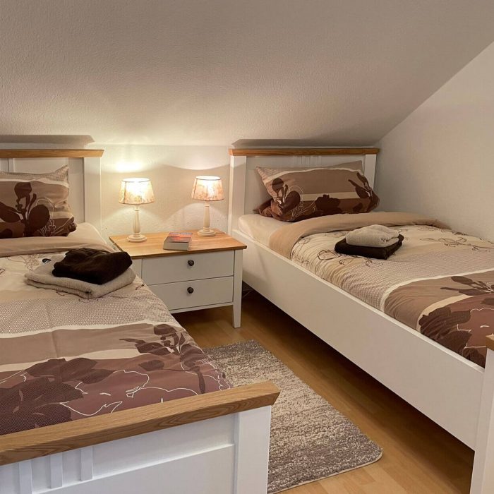 Schlafzimmer im Ferienhaus Kapitän in Harlesiel mit zwei Einzelbetten